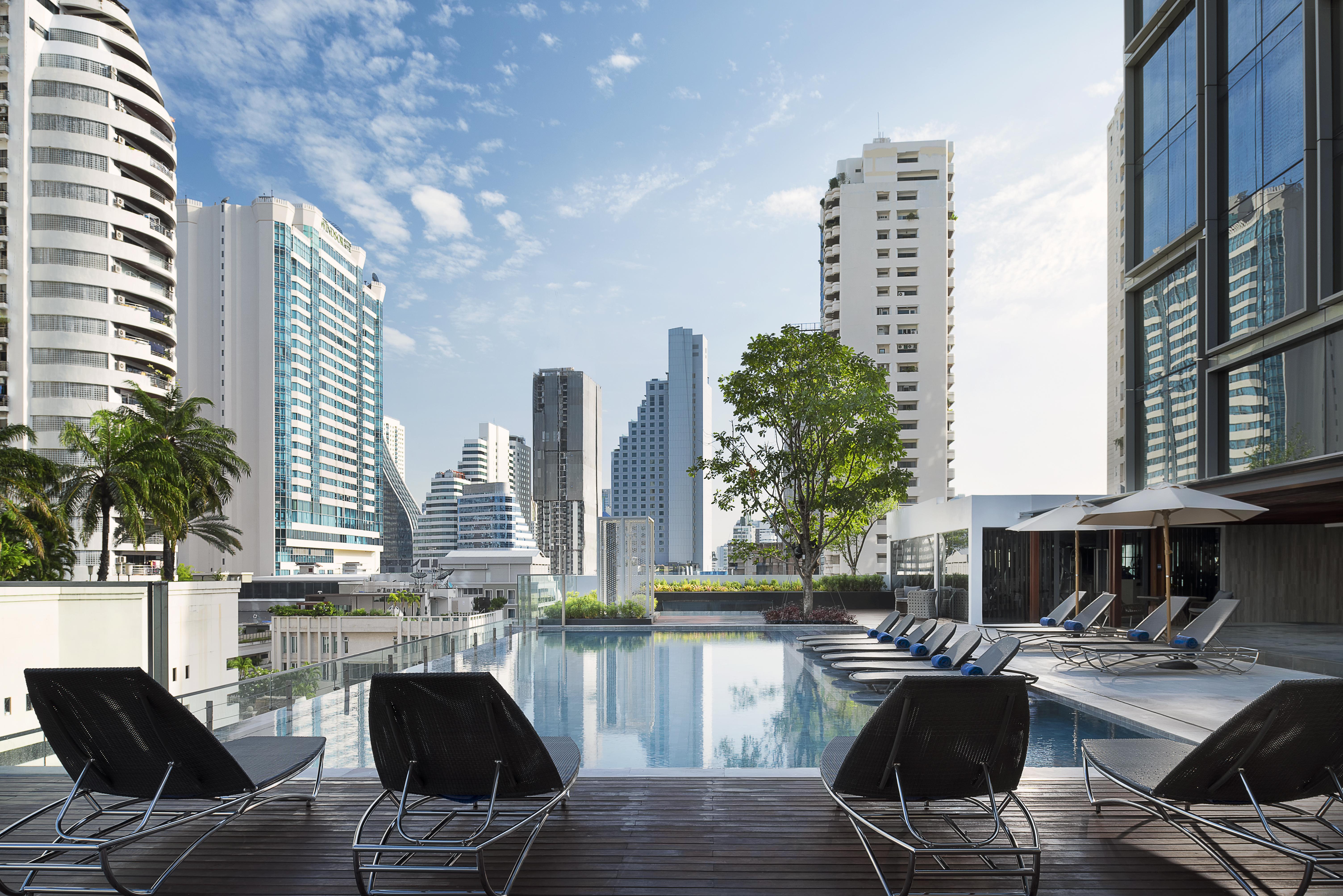 Novotel Bangkok Sukhumvit 20 Luaran gambar The pool at the hotel