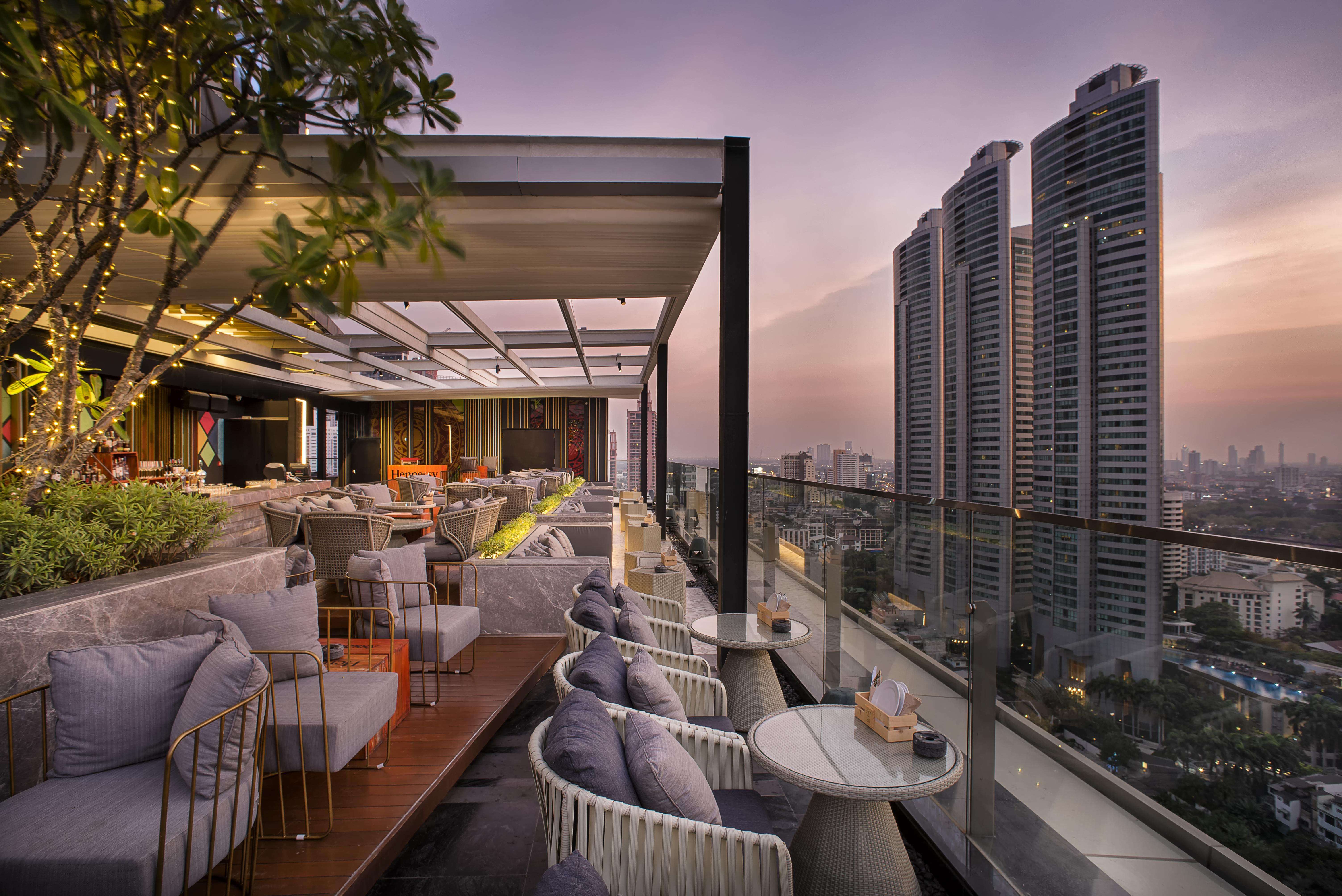 Novotel Bangkok Sukhumvit 20 Luaran gambar The 360-degree view from the rooftop bar