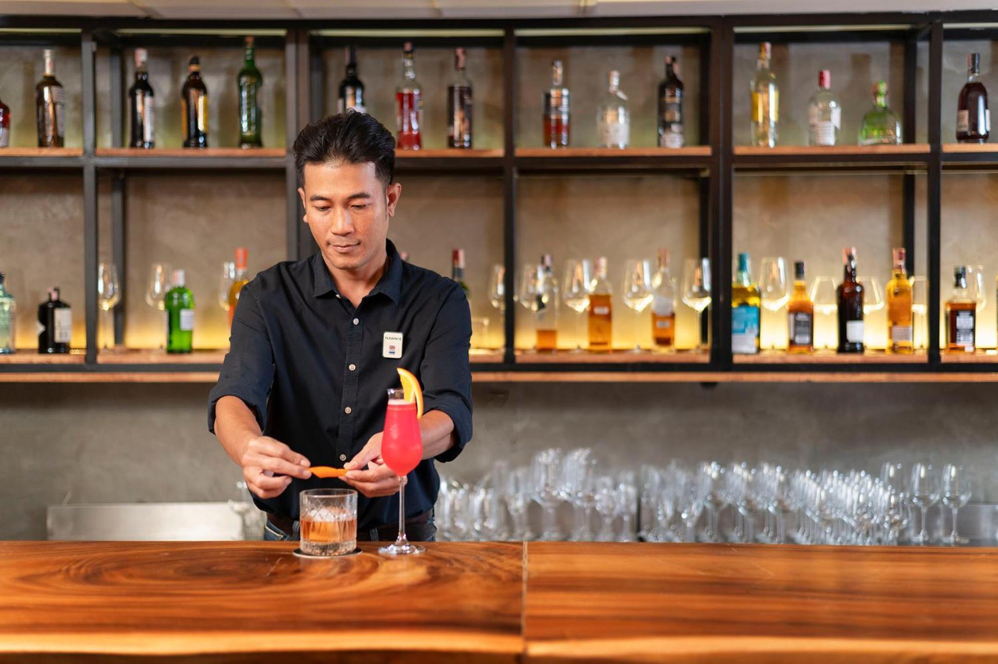 Novotel Bangkok Sukhumvit 20 Luaran gambar Bartender at work