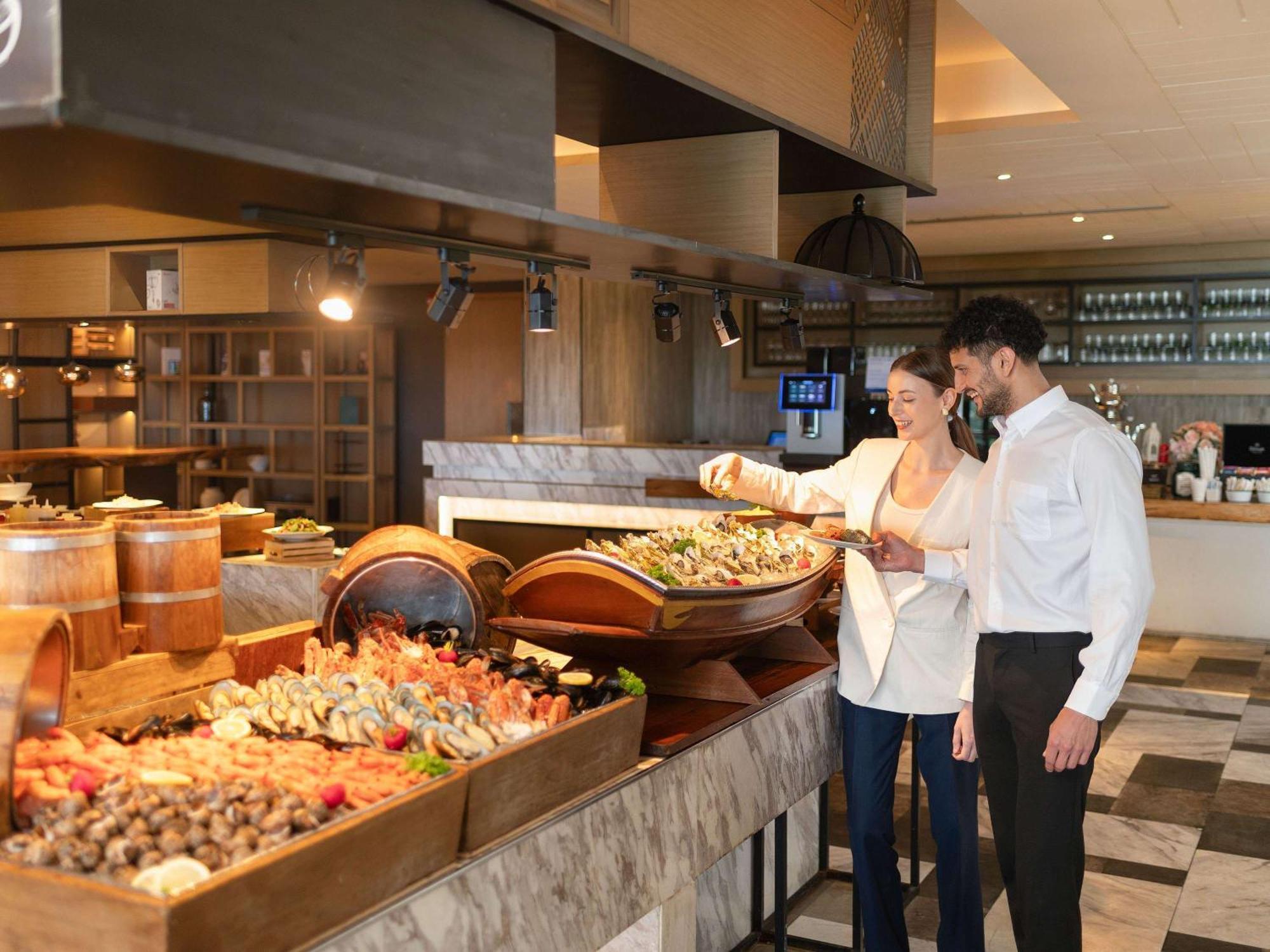 Novotel Bangkok Sukhumvit 20 Luaran gambar A buffet at a hotel