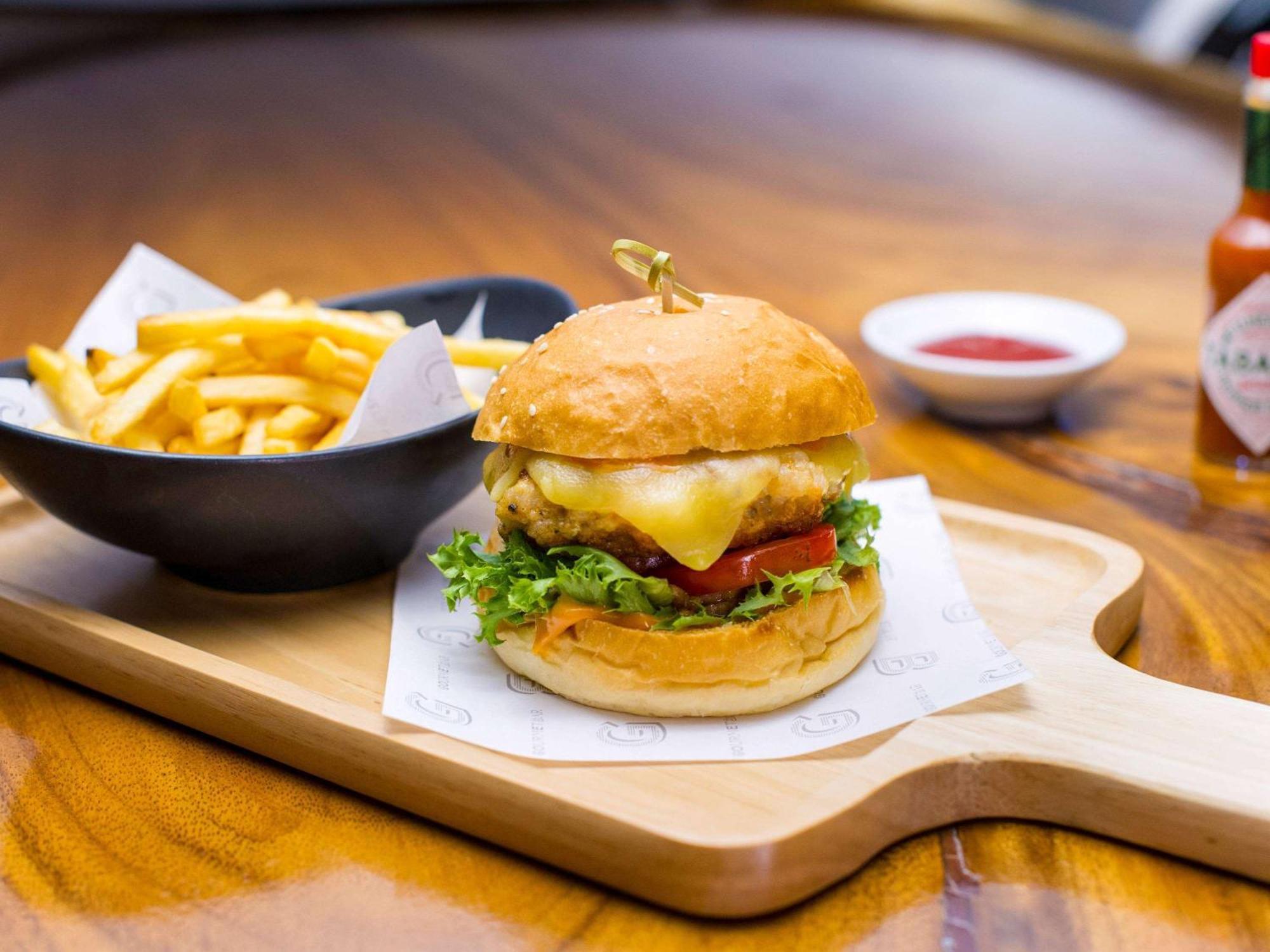 Novotel Bangkok Sukhumvit 20 Luaran gambar A burger with chips