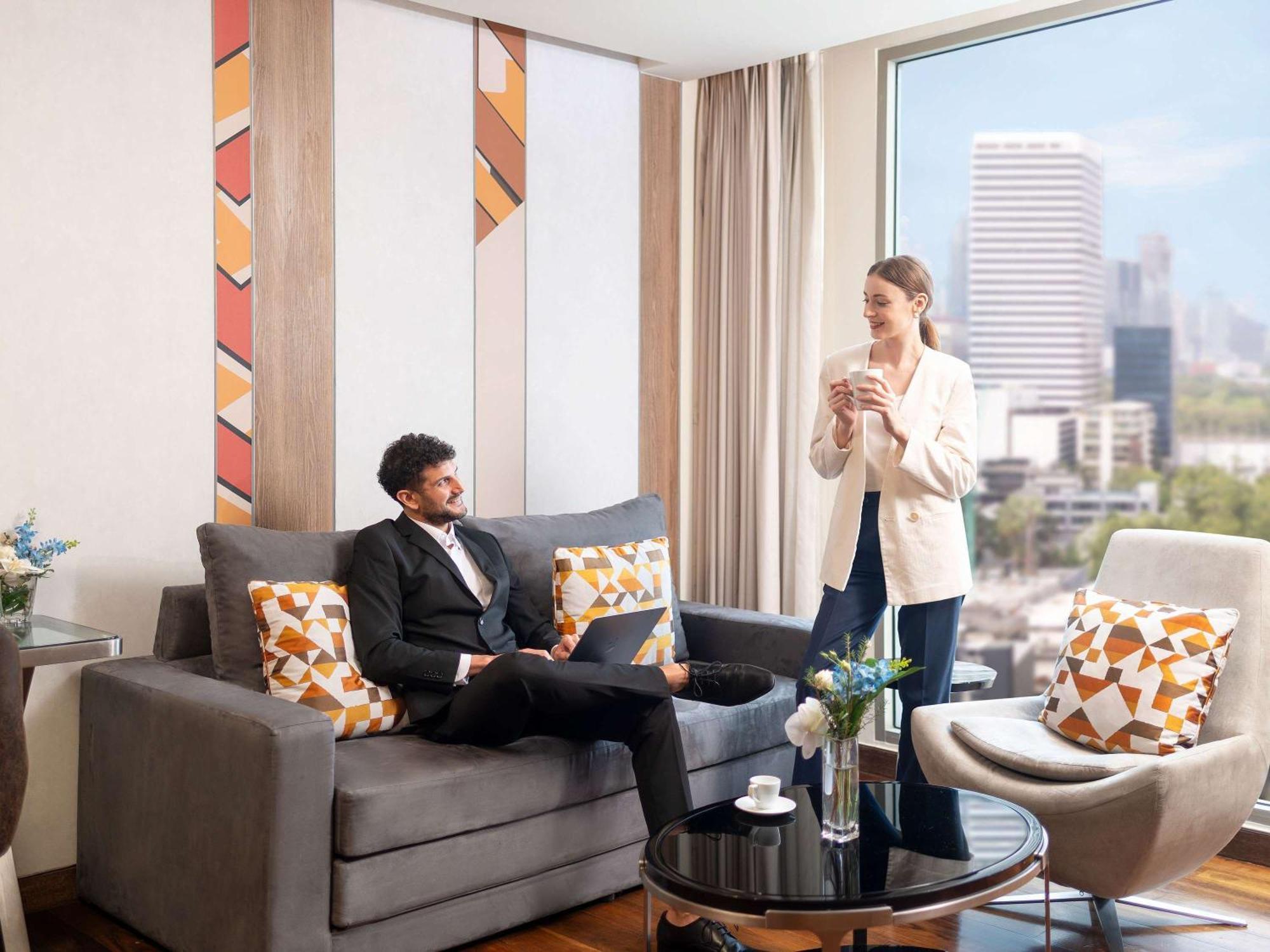 Novotel Bangkok Sukhumvit 20 Luaran gambar A living room in a serviced apartment